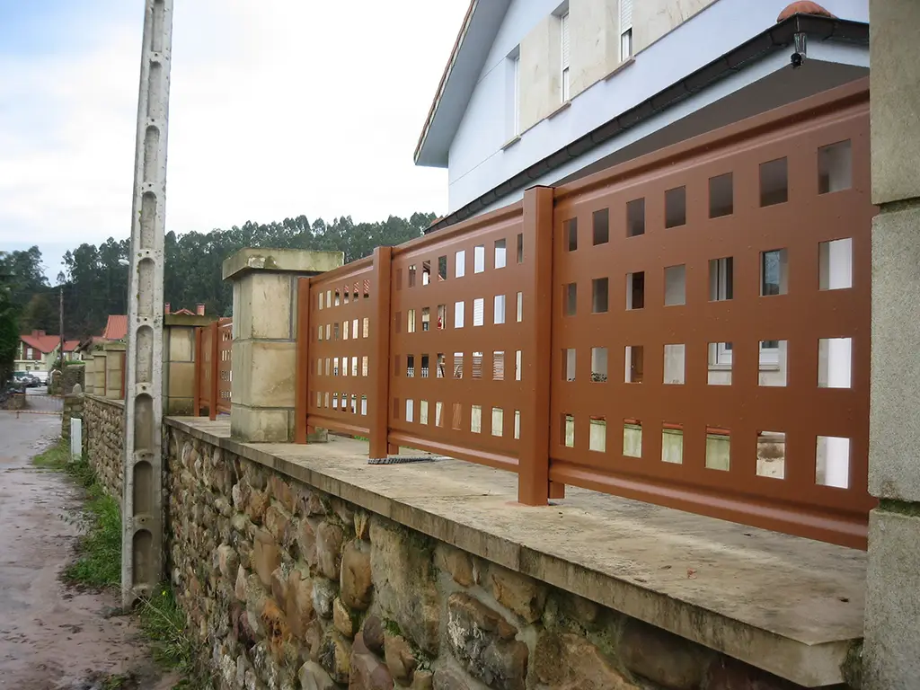 Insalación de Cerramientos con Chapa perforada en Cantabria
