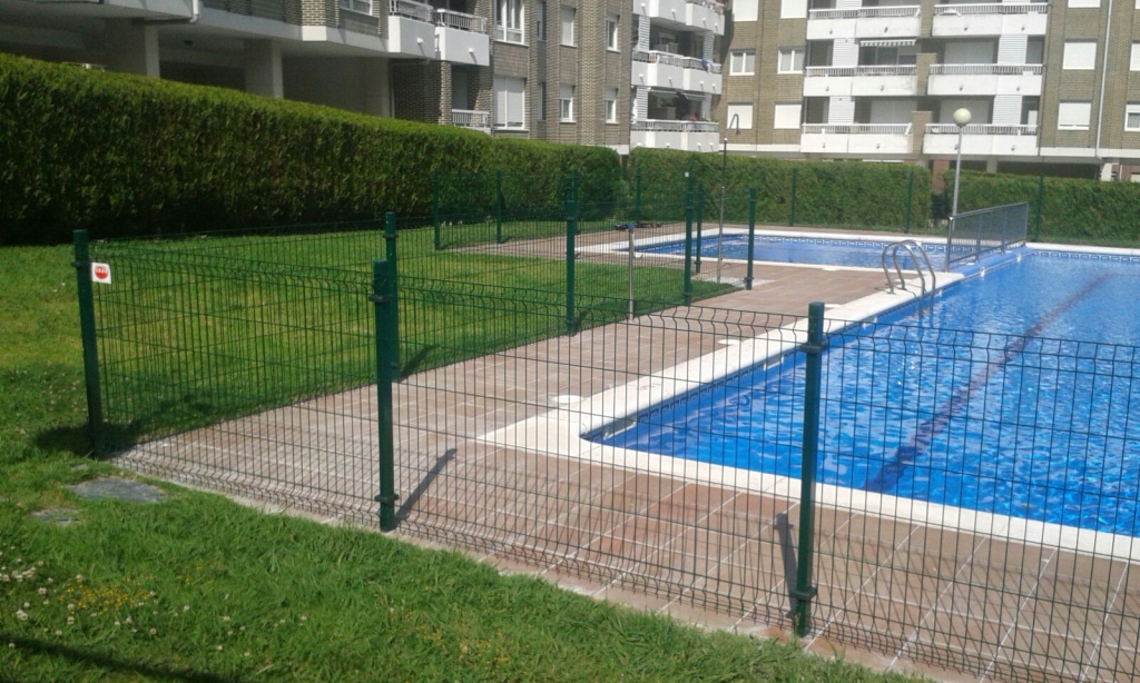Cerramiento de malla para piscina en Cantabria
