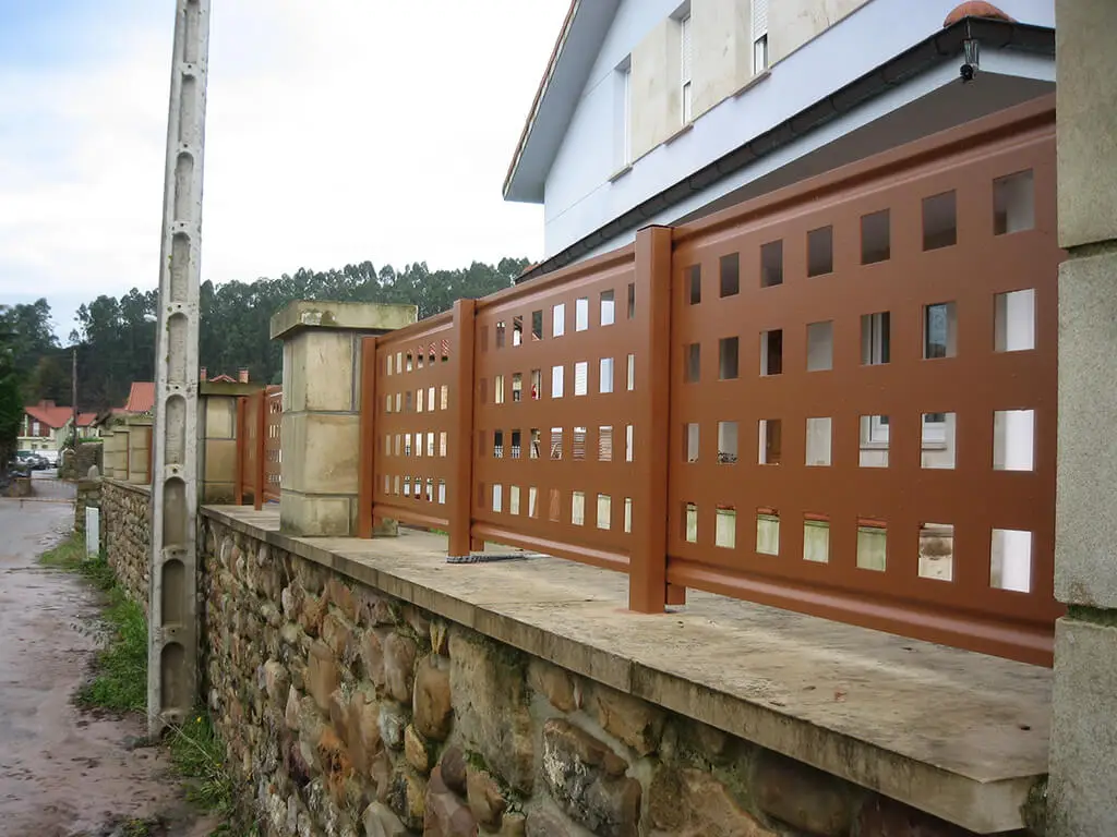 Cerramientos metálicos baratos de chapa perforada en Cantabria