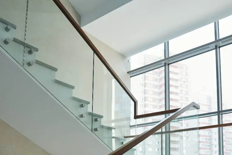 Consejos para el diseño de barandillas de cristal para interiores y exteriores