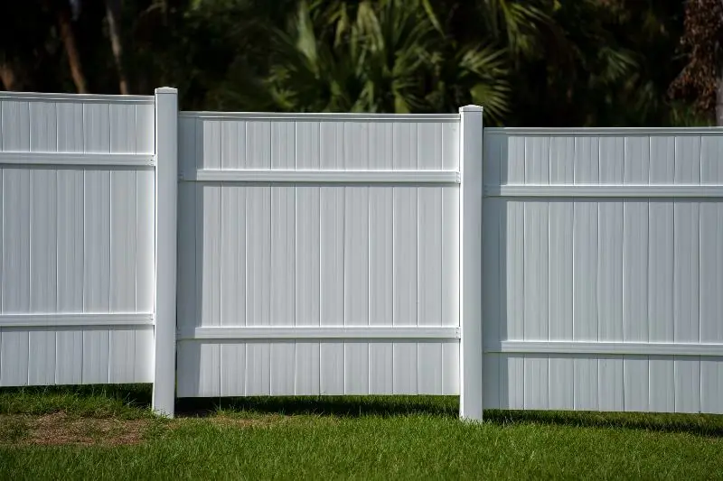 Comparativa de materiales: Metal vs. PVC en cerramientos