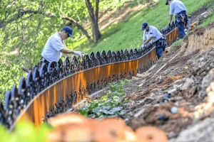 Descubre cómo instalar cerramientos en terrenos inclinados de forma exitosa y estética. Aprende a elegir materiales y técnicas apropiadas para transformar tu espacio con seguridad y estilo.